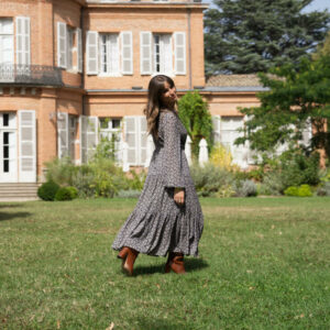 Modèle dans un parc qui porte une robe fleurie June&River