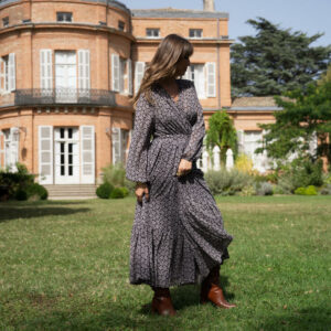 Modèle dans un parc qui porte une robe fleurie June&River