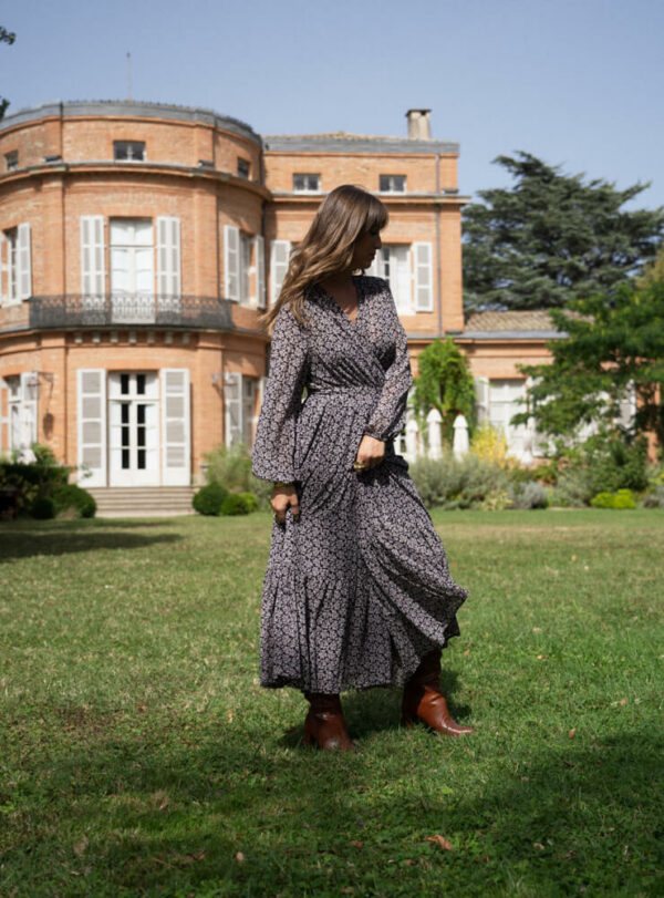 Modèle dans un parc qui porte une robe fleurie June&River