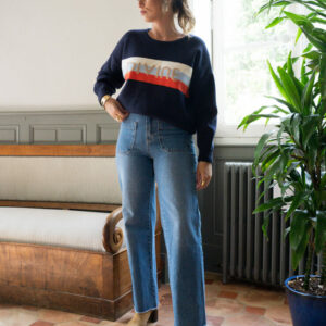 Modèle qui porte un pull bleu et un jean June&River